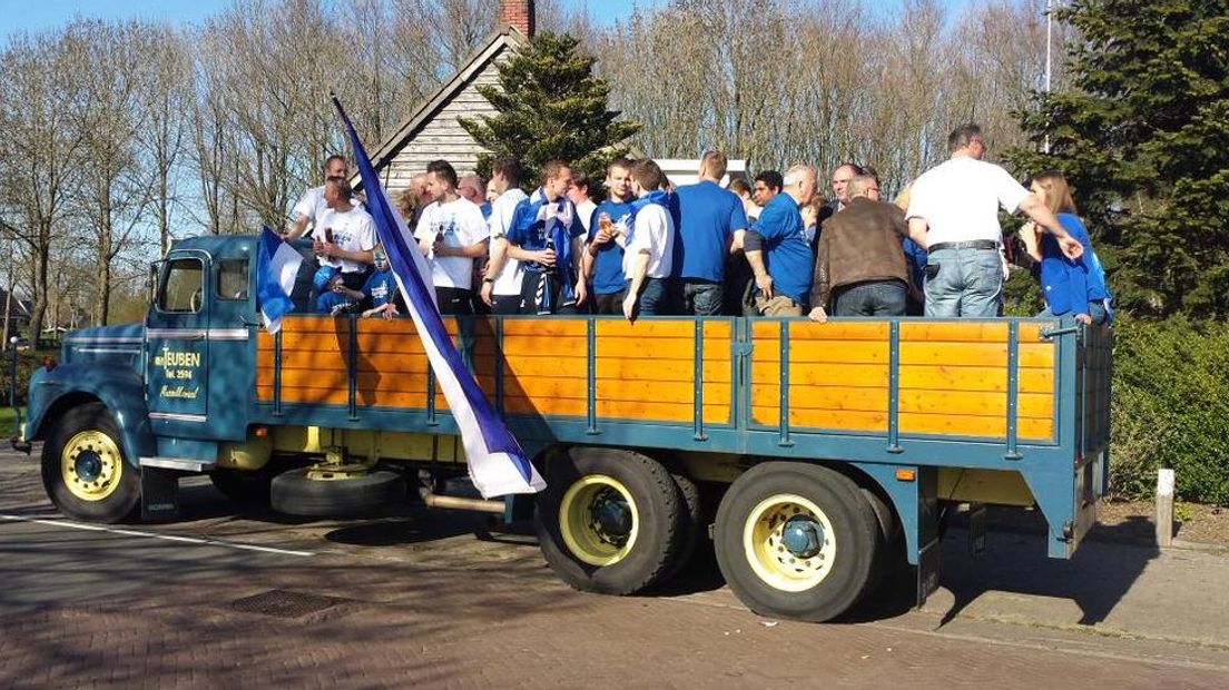 De selectie van Valthermond op de platte kar