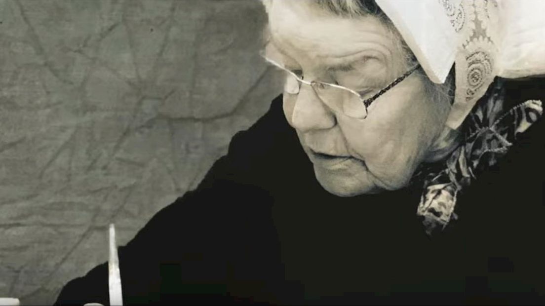 Anna (79) begint YouTube-kanaal om Twentse gedichten voor te dragen