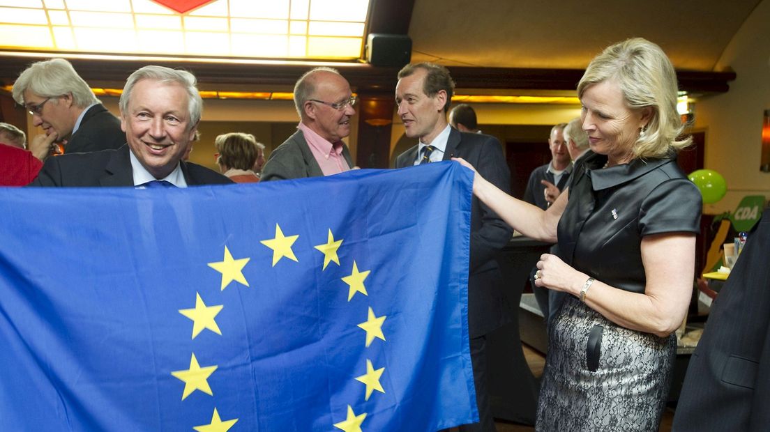 Annie Scheijer en Bernard Kobes met de Europese vlag