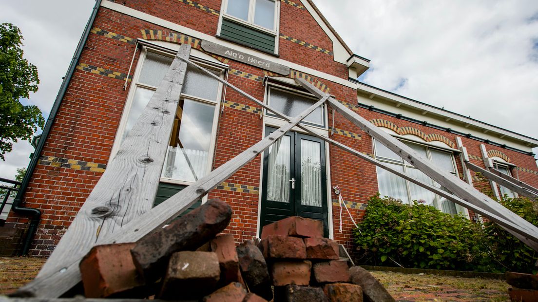 Een gestutte woning in Leermens.