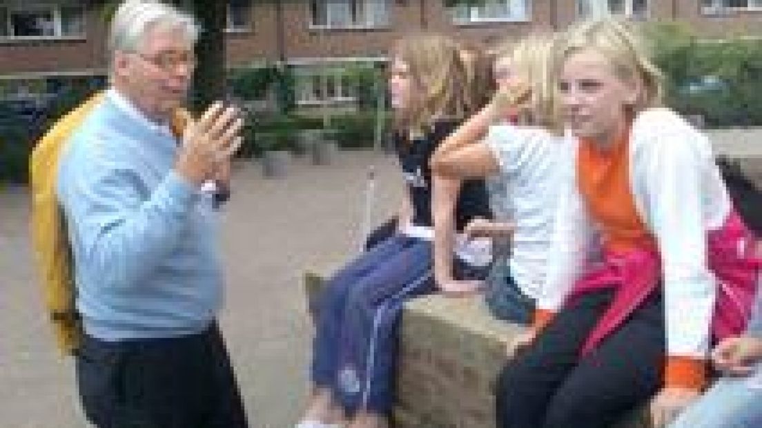Wethouder met kinderen de wijk in