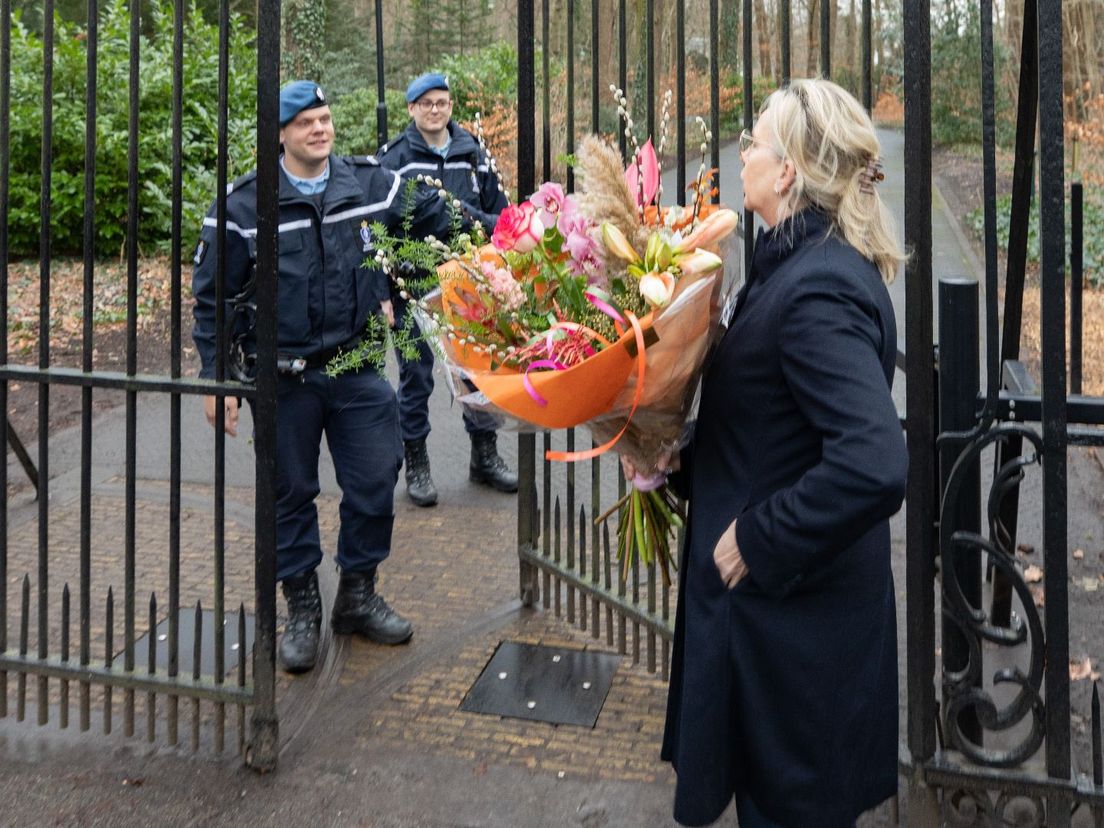 'Buuf' van jarige prinses Beatrix mag geen bloemen afgeven zonder ID: 'Helaas, die kunnen we niet aannemen'