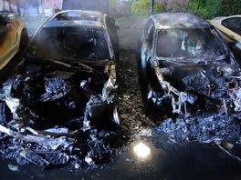 Weer raak met autobranden in Den Haag: vier auto's total loss