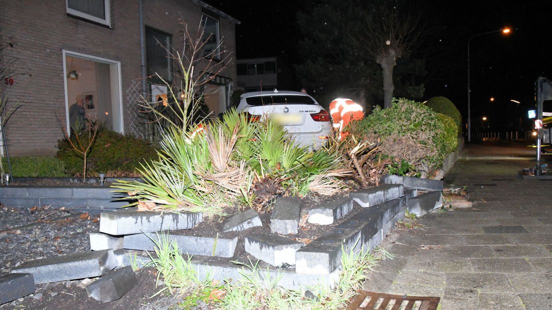 auto in voortuin Vlissingen