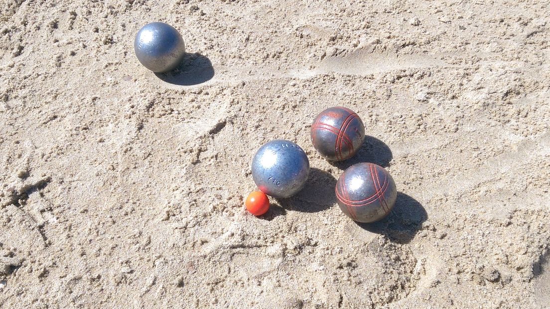 Staal op staal op strand Zoutelande