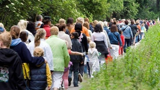 Een potje met vet zonder sigaret tijdens avondvierdaagse