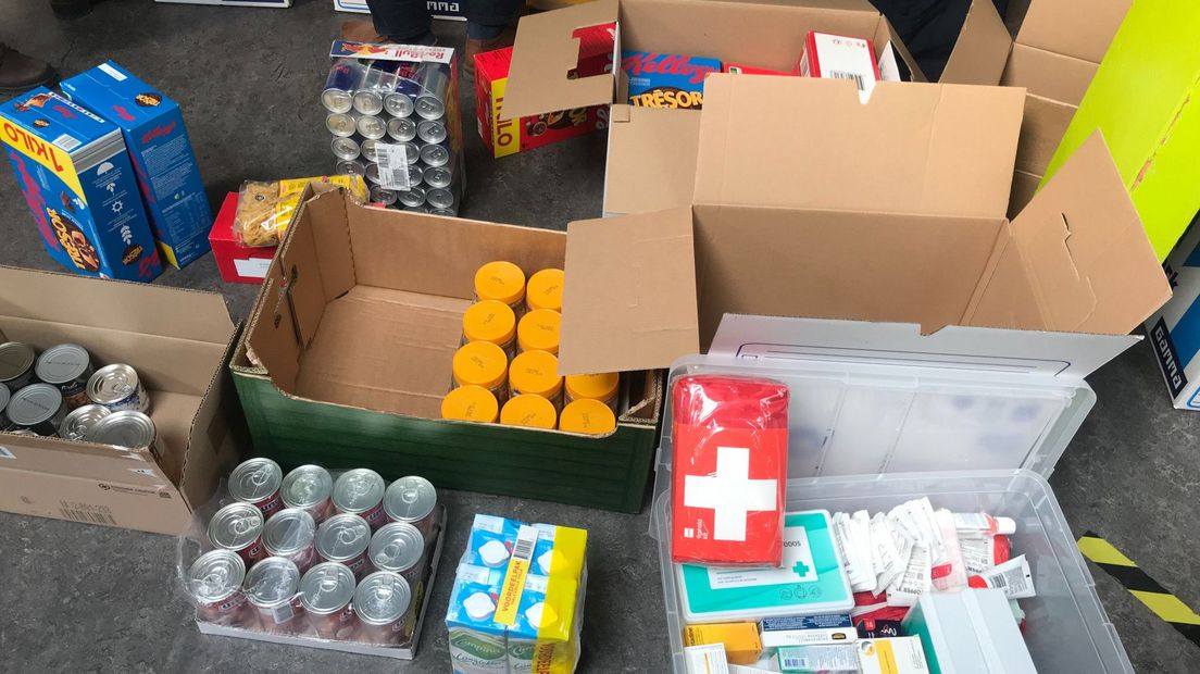 Bij de school zijn al de nodige hulpgoederen binnengebracht