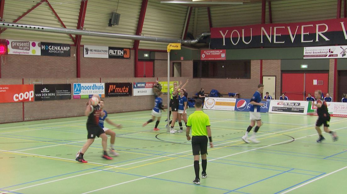 DOS'46 knokt zich naar een moeizame overwinning tegen hekkensluiter Oost-Arnhem, het wint met 17-12.