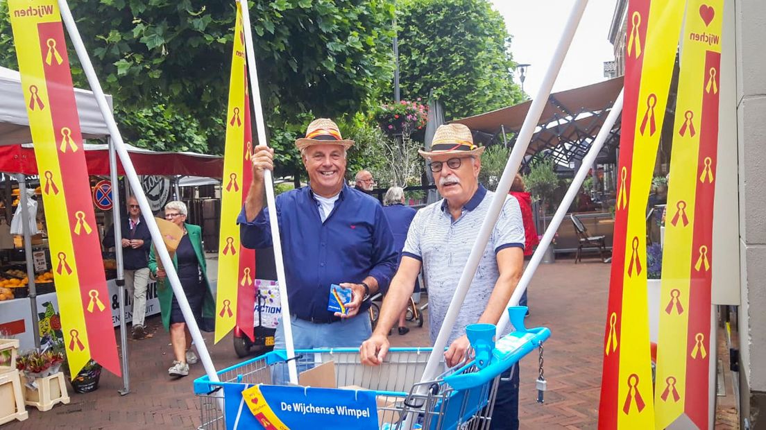 Sjaak Rossen (links) en Rob Netten (rechts) promoten hun wimpels op de Wijchense weekmarkt.