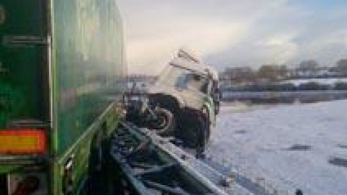 Vrachtwagen schiet door vangrail A2
