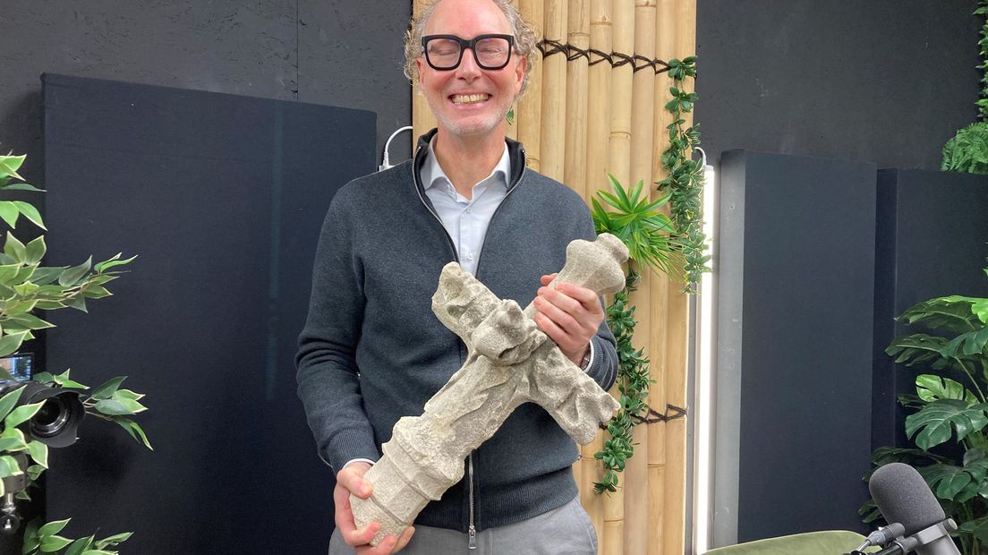 Winnaar volgens de vakjury Martin Verspeek met een ornament van de Dom