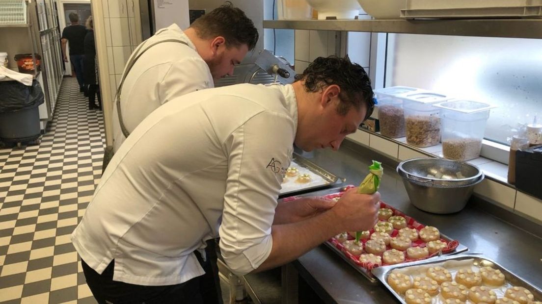 Chef-kok Tom Lamers (vooraan) in de keuken bij Berentsen in Loo