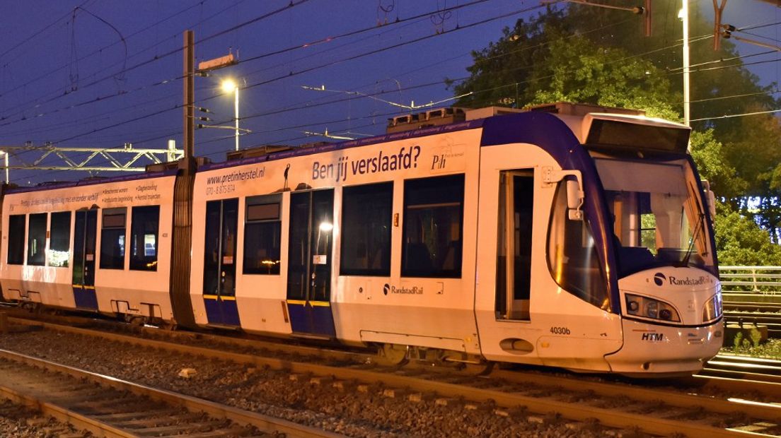 De tram stond met de voorste wielen naast het spoor