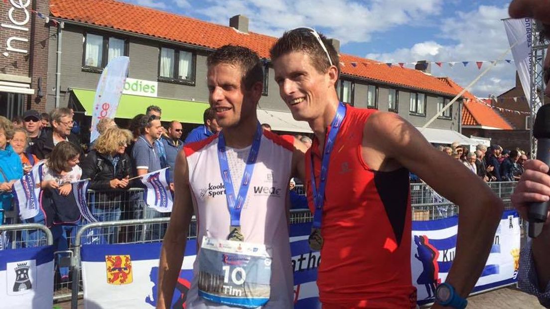 Tim Pleijte en Huub van Noorden na de finish van de Kustmarathon in 2016.