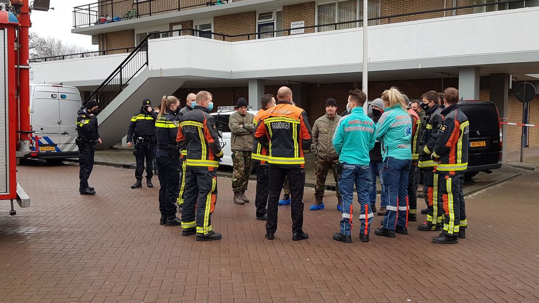 Hulpdiensten doen onderzoek aan het appartement aan het Aïdaplein