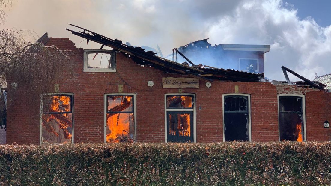 De woonboerderij werd door de brand verwoest