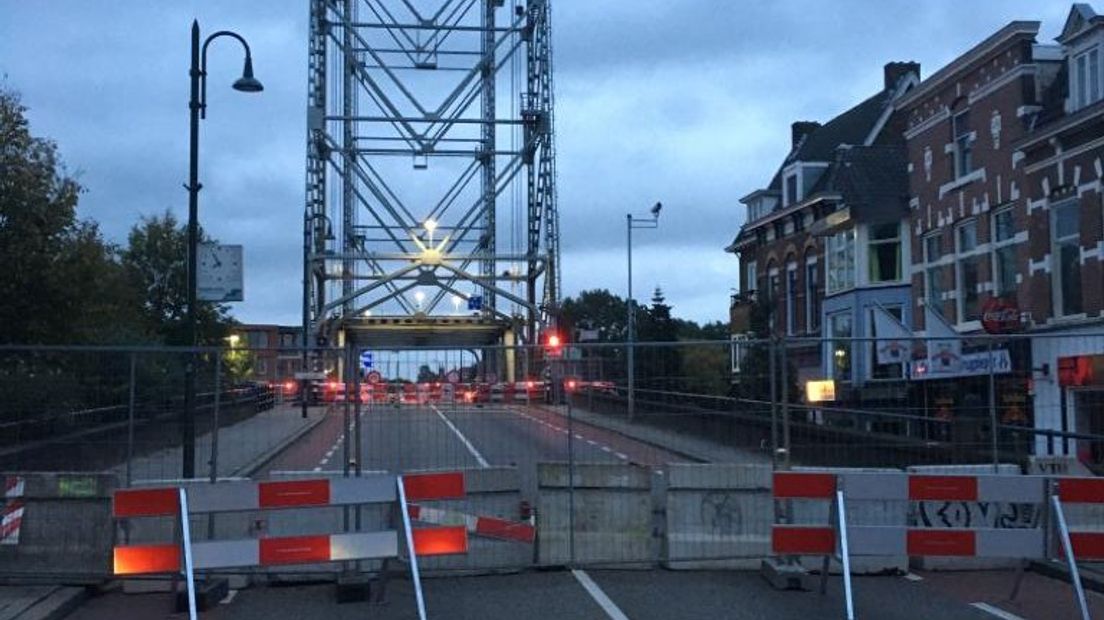 De brug bij Boskoop is afgezet voor al het verkeer.