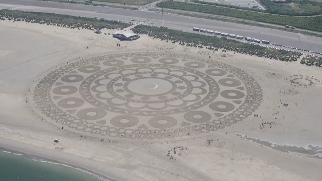 Het is officieel: Zeeuwse knop is grootste strandtekening ter wereld