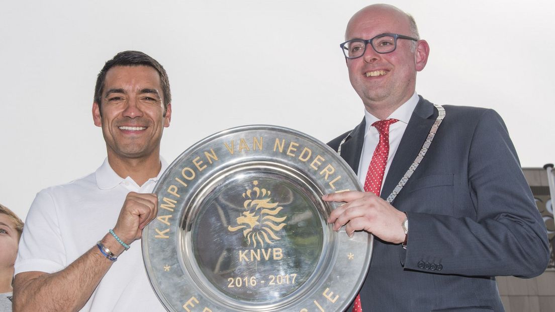 In 2017 huldigde burgemeester Vroom Giovanni van Bronckhorst als inwoner van Krimpen aan den IJssel vanwege de behaalde landstitel van Feyenoord