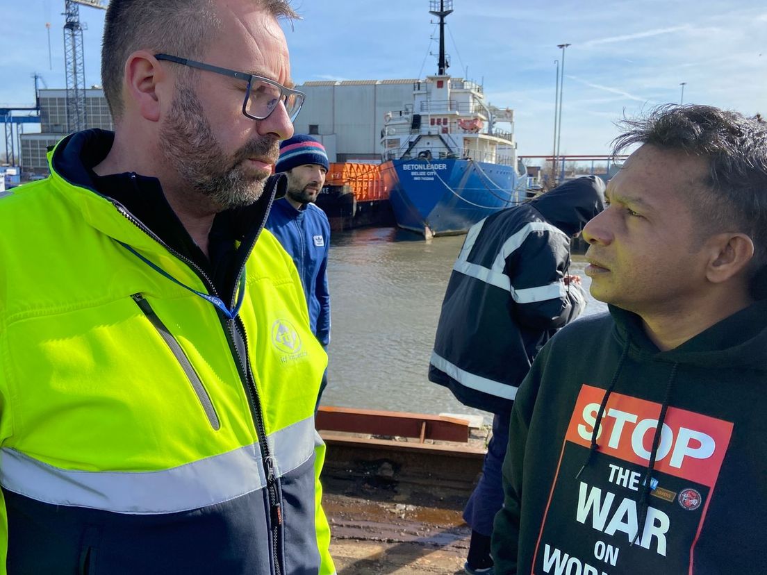 ITF-inspecteur Aswin Noordermeer en kapitein Nishanta Kelum