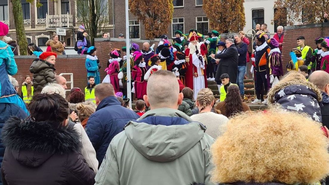 Burgemeester Bruls spreekt Sinterklaas toe.