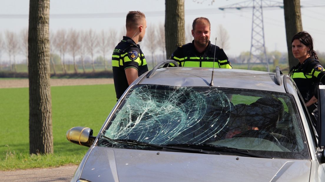 Fietser geschept door auto bij Heinkenszand