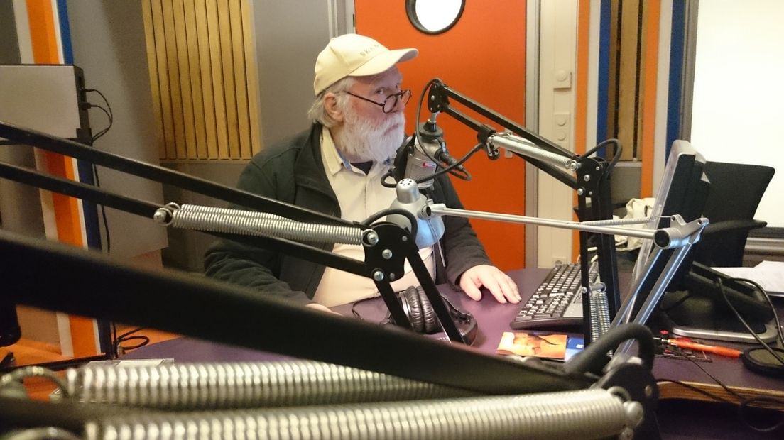 Henk Scholte in de grote Radio Noordstudio