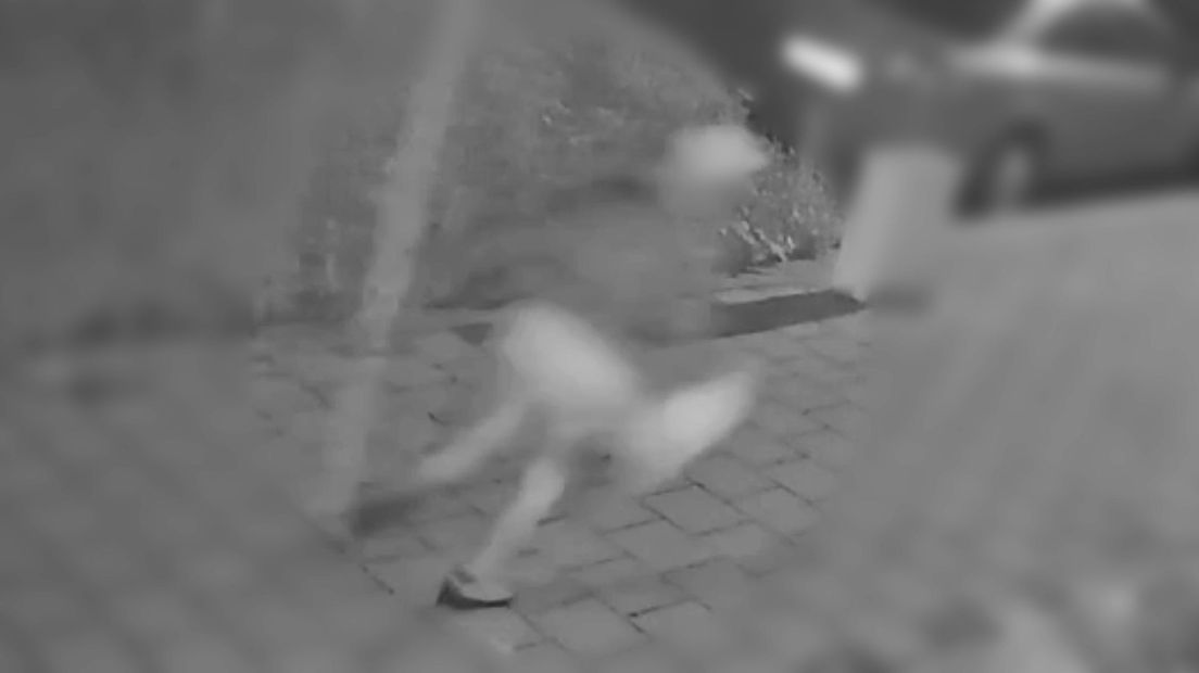 De wegrennende verdachte op beelden van een bewakingcamera.