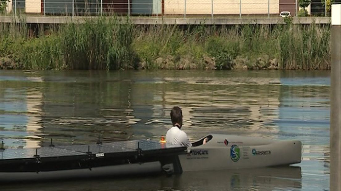 Studenten gaan bootje varen op zonne-energie