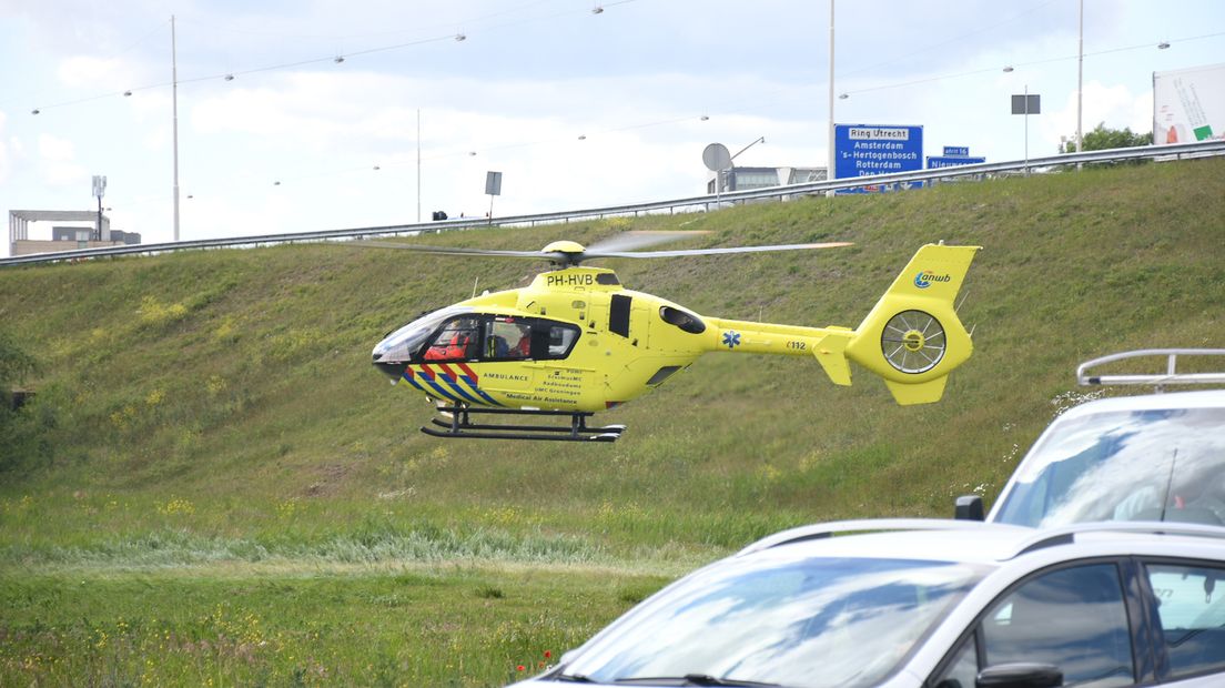 De traumahelikopter landde langs de A12.