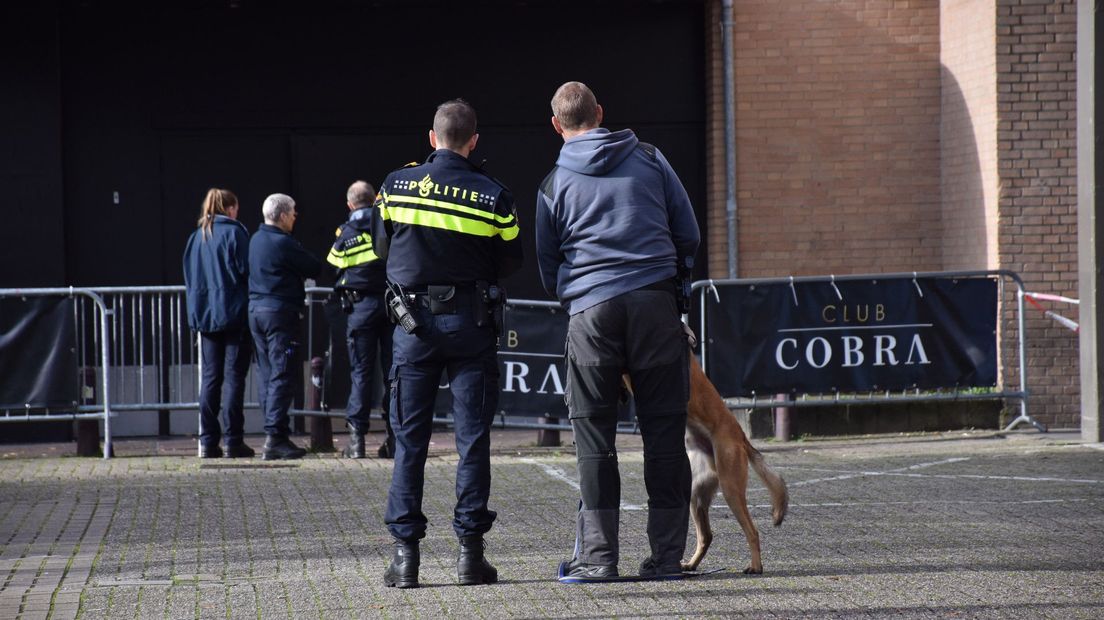 De politie doet onderzoek bij Club Cobra.