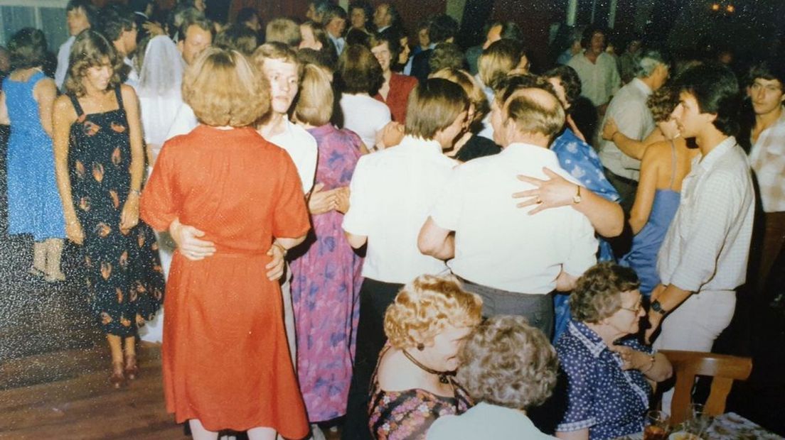 Dansen op een bruiloft in de jaren zeventig.