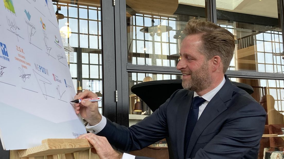 Hugo de Jonge zet zijn handtekening onder de Zeeuwse Woondeal