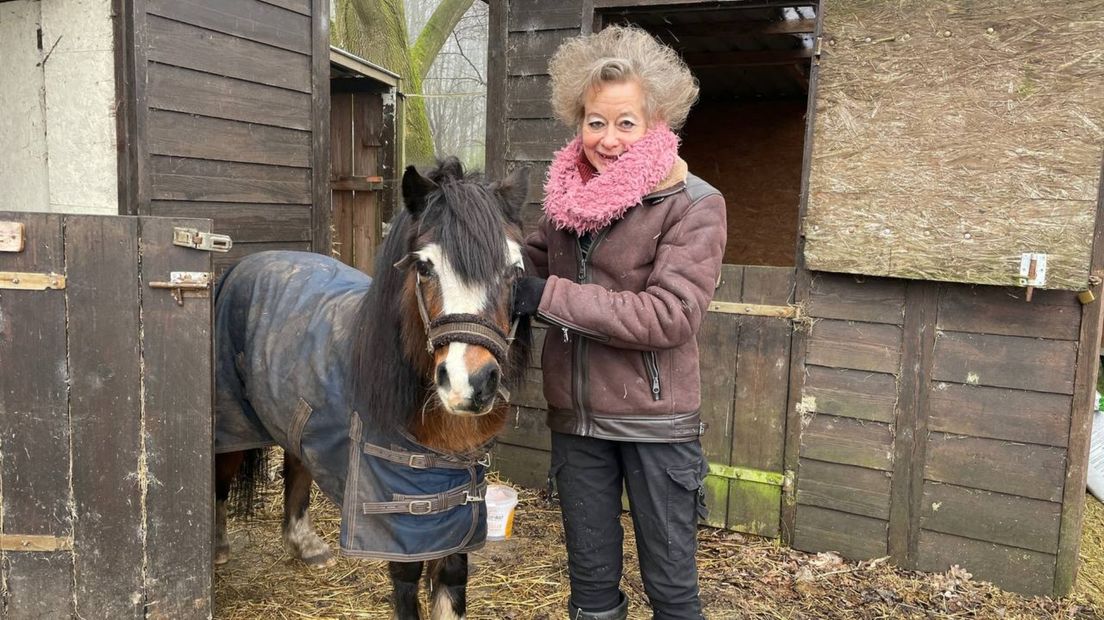 Anne van Lith bij een van haar dieren