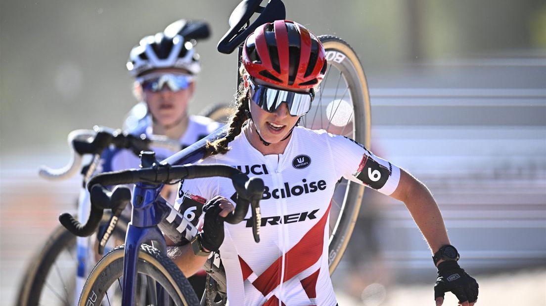 Shirin van Anrooij met de fiets op schouder