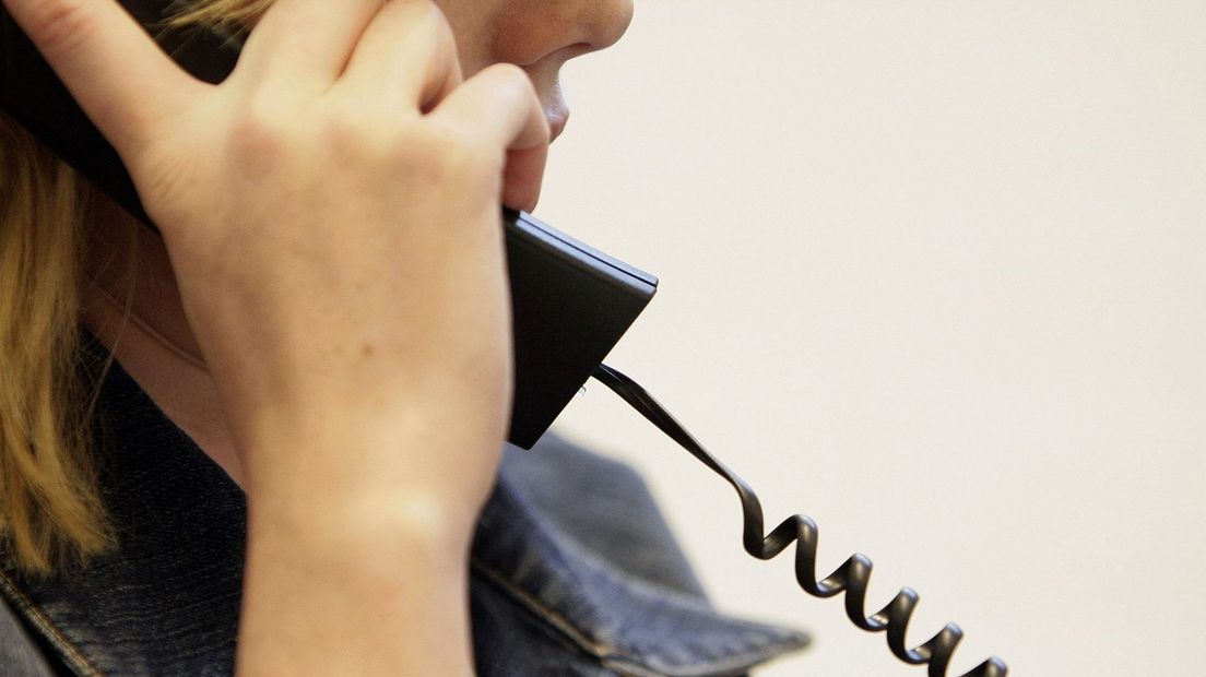 Een vrijwilliger van een hulplijn neemt een telefoontje aan