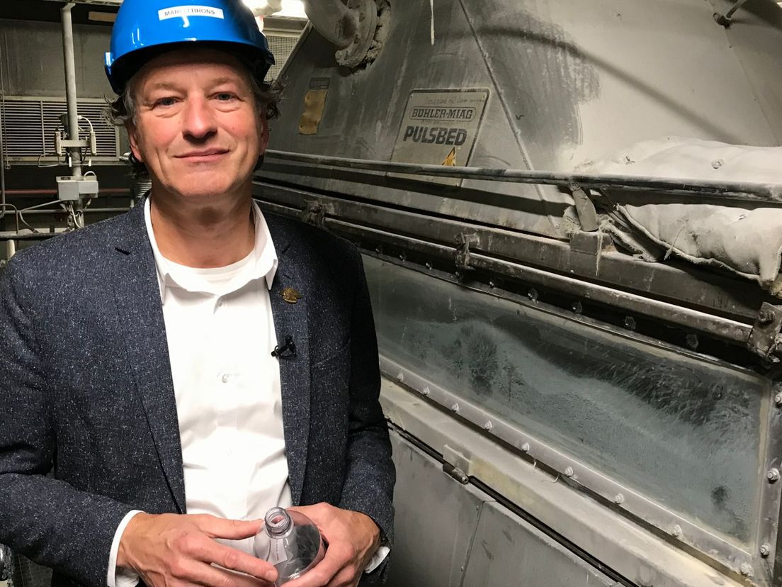Marco Brons van Cumapol hoog in de reactor-toren waar het gerecyclede plastic weer geschikt word gemaakt om voedsel in te verpakken (Rechten: Serge Vinkenvleugel/RTV Drenthe)