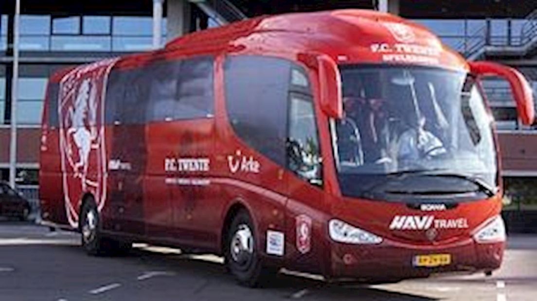 Spelersbus FC Twente ingezet om gestrande reizigers te vervoeren