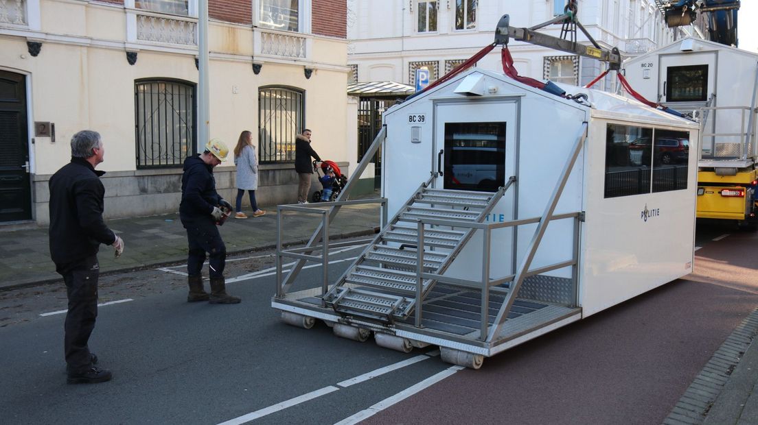 Een politiepost wordt neergezet bij het Russisch consulaat