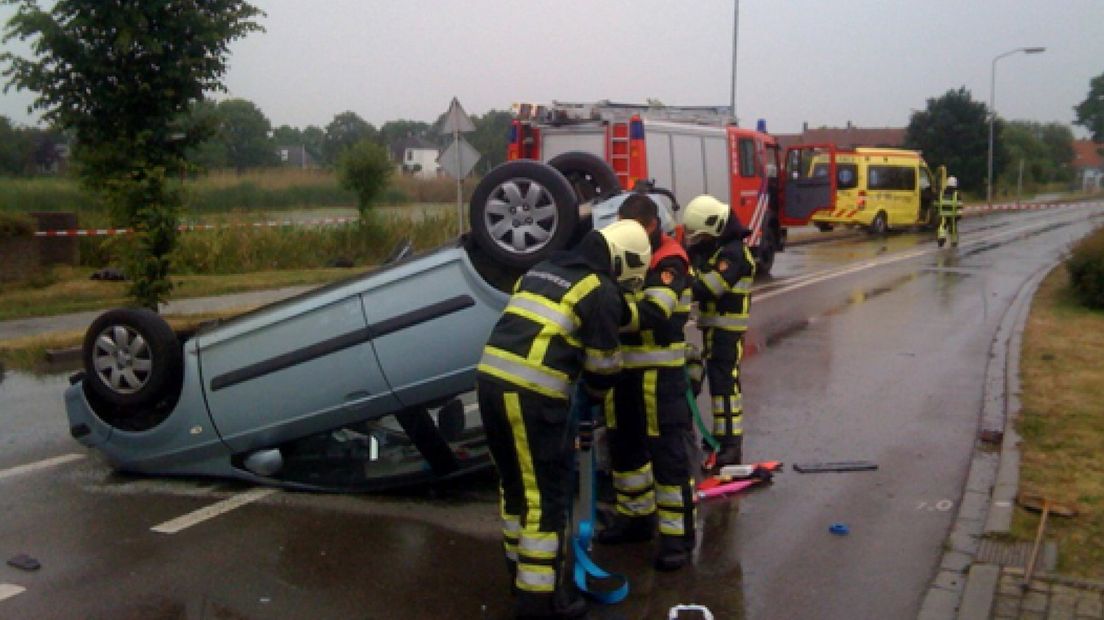 Haalderen: auto botst op ambulance