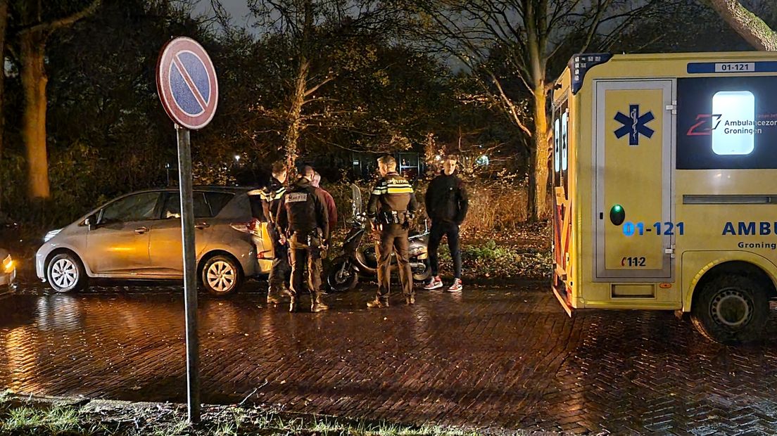 De scooterbestuurder werd in de ambulance behandeld