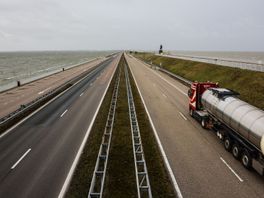 Afsluitdijk korte tijd dicht door storing brug Den Oever