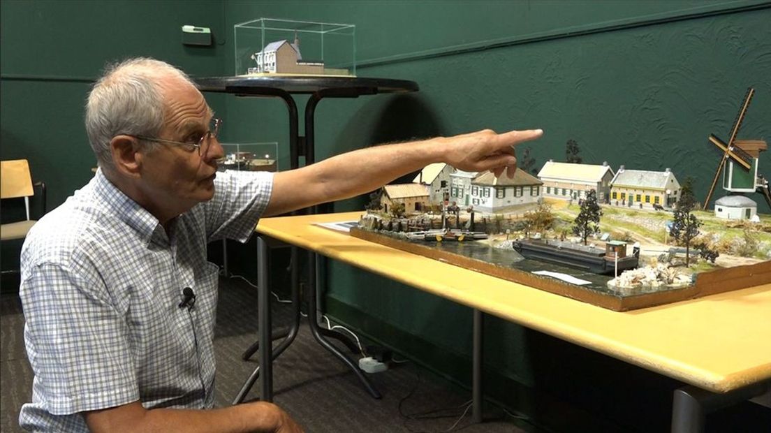 Henk Hooijmans neemt zijn miniaturen heel serieus.