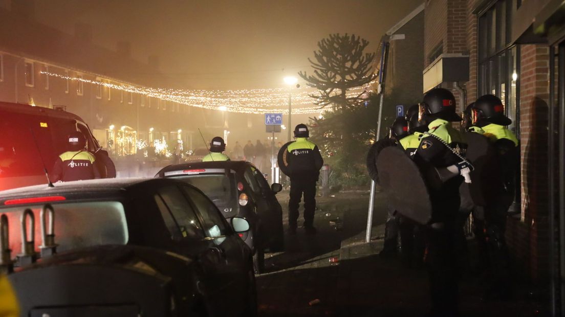De ME onderneemt actie in Amersfoort.