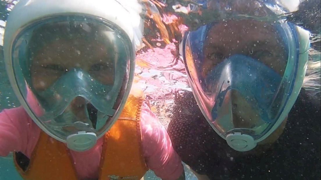 Mariska Woertman en Berber aan het snorkelen