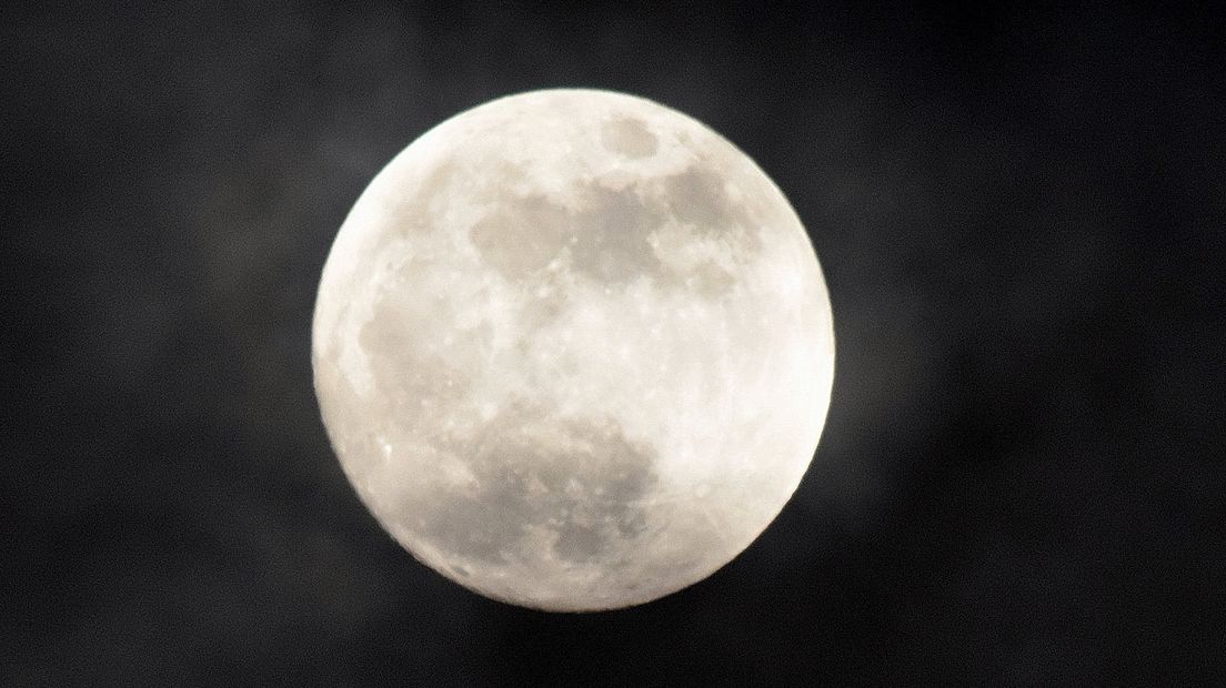 Adri Joosse maakte gisteravond deze foto van de maan 'op 99 procent', in afwachting van de blauwe supermaan van vanavond.
