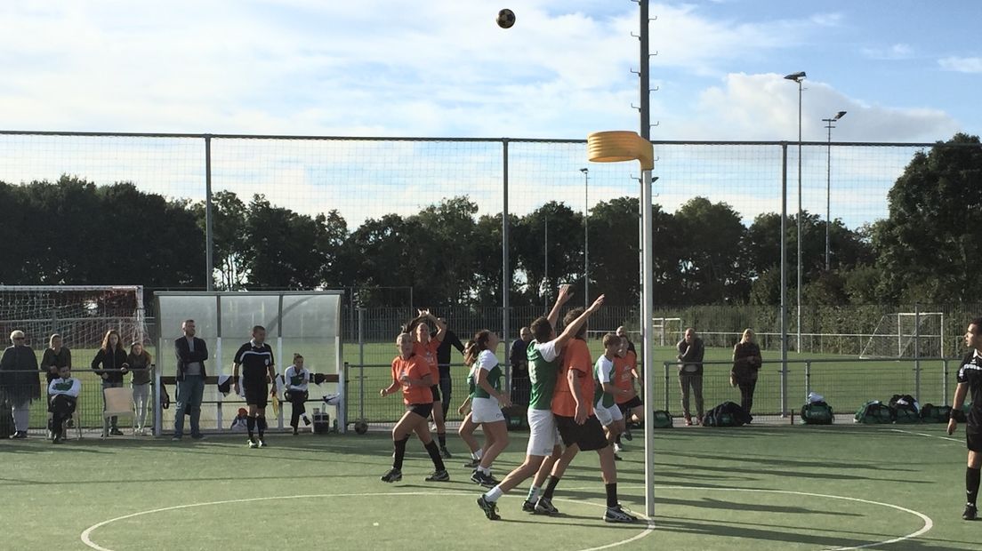 Swift probeert te scoren tegen Tjoba