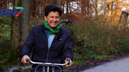 Nieuwe fiets voor Afghaanse vluchteling. "Hij is heel goed!"
