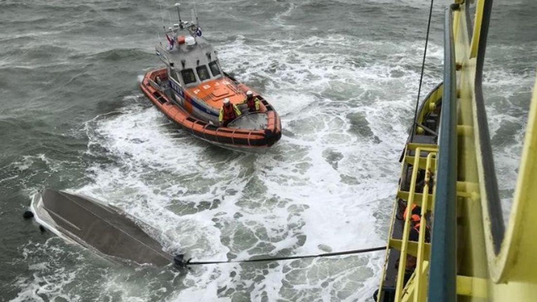 Boot slaat om voor kust Vrouwenpolder, zes personen uit het water gered
