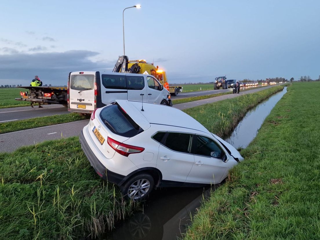 Na een botsing belandde deze auto in de sloot